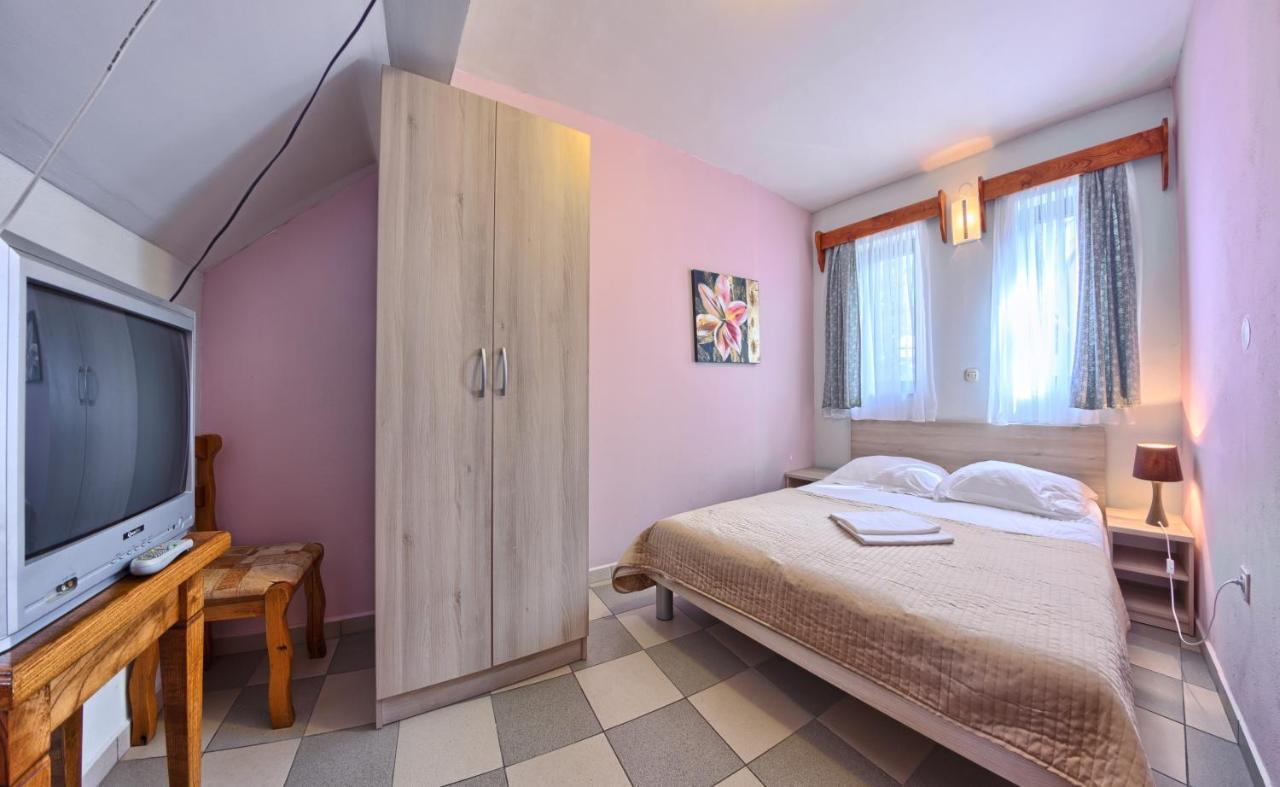 Apartments & Rooms Ruzmarin Рогозница Экстерьер фото